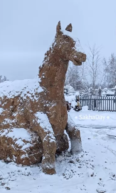 У Росії представили символ 2026 року: коня зі замороженого лайна (ФОТО) - фото 2 У Росії представили символ 2026 року: коня зі замороженого лайна (ФОТО) - фото 2