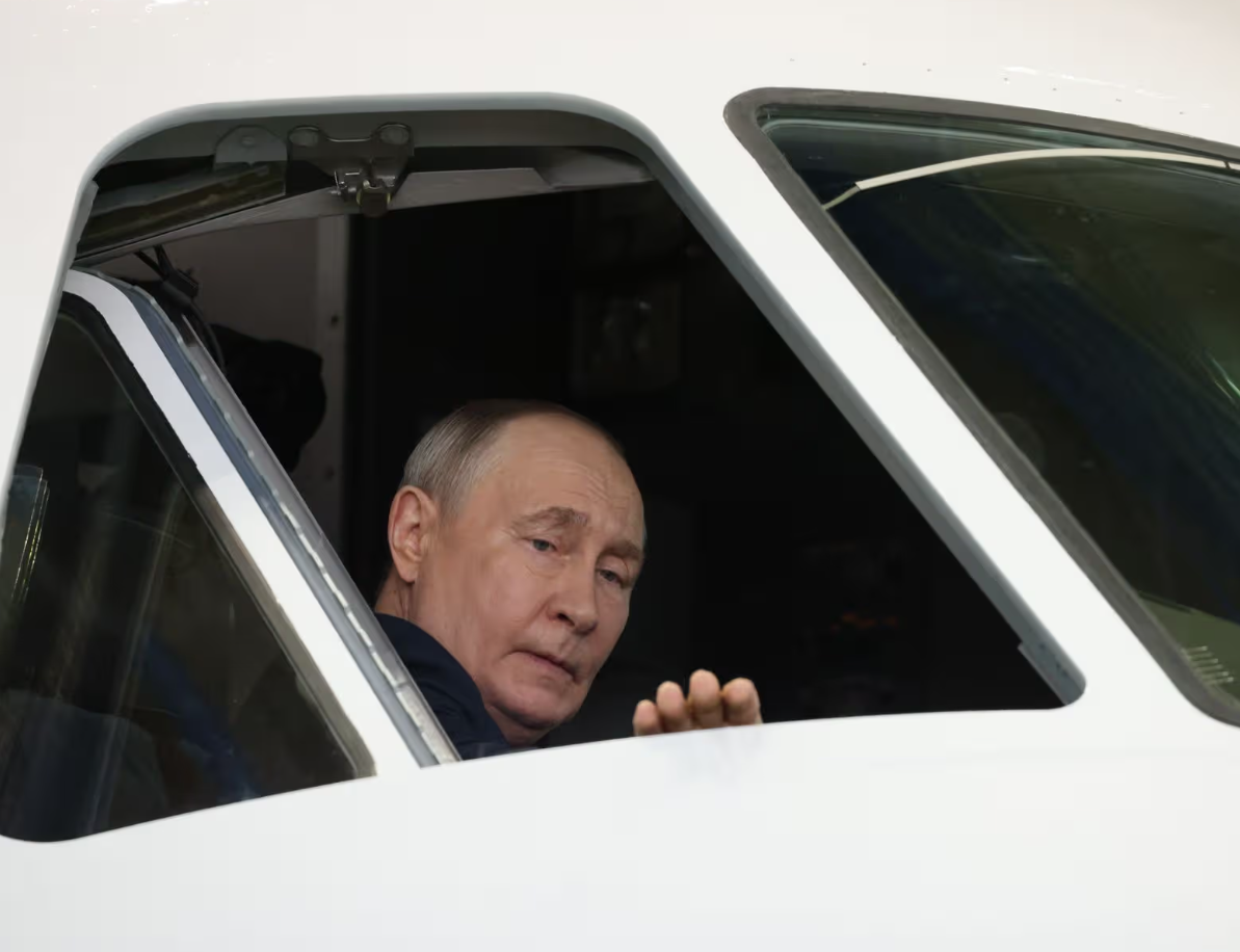 Путина заметили за очень странным поведением в самолете (ФОТО) - фото 2