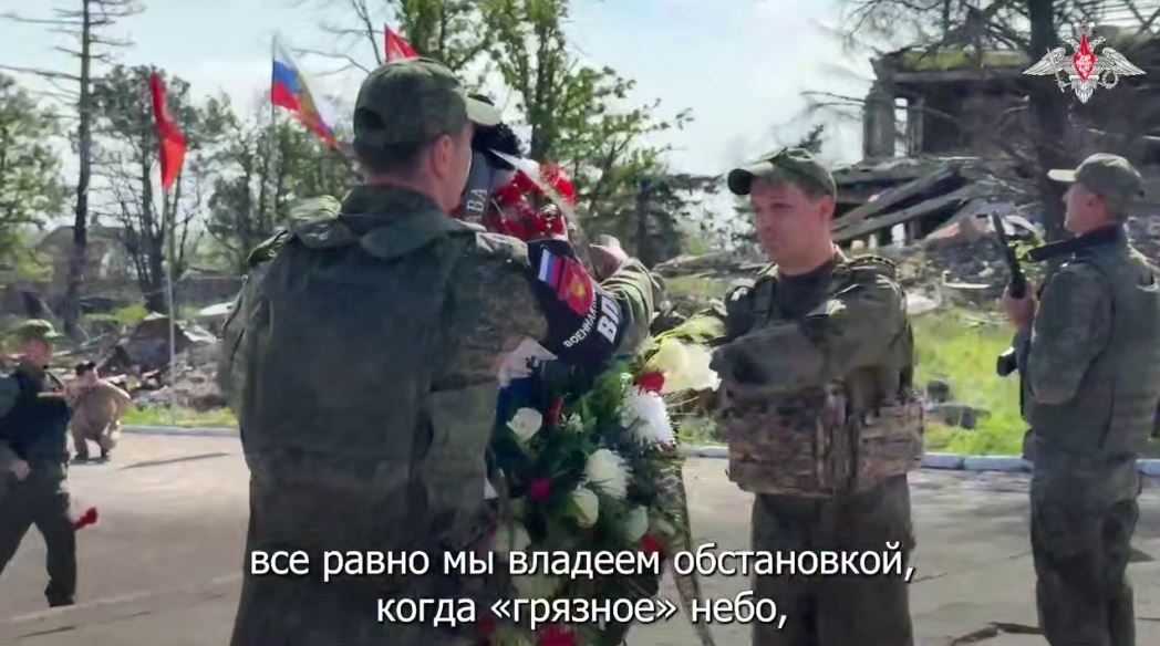 Цинизм на фоне руин: оккупанты раздают подарки жителям Покровска и «упорядочивают» советские могилы - фото 2