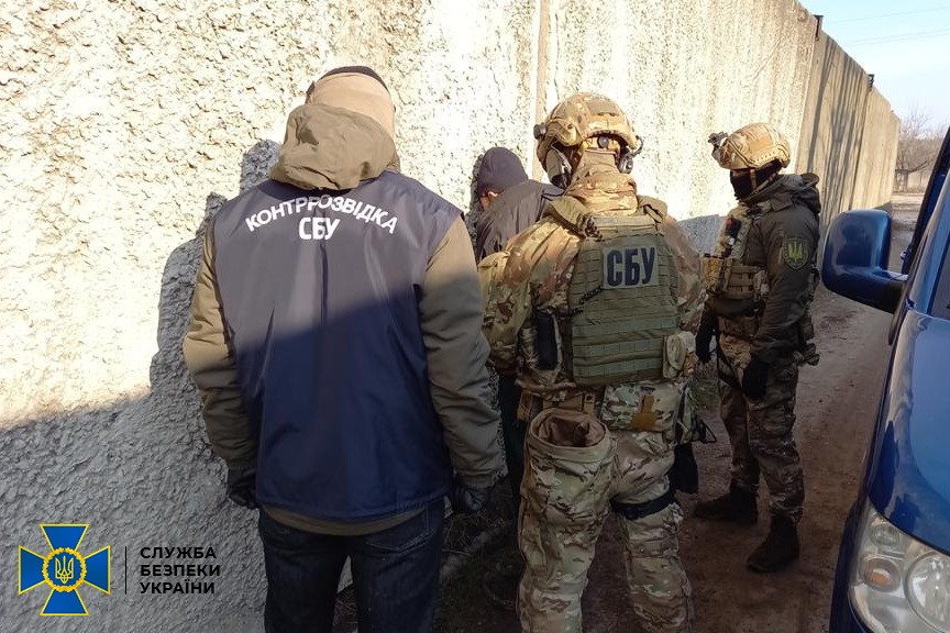 В Украине работал боевик «ЛНР»: где найдено его склад оружия (ФОТО, ВИДЕО) - фото 2