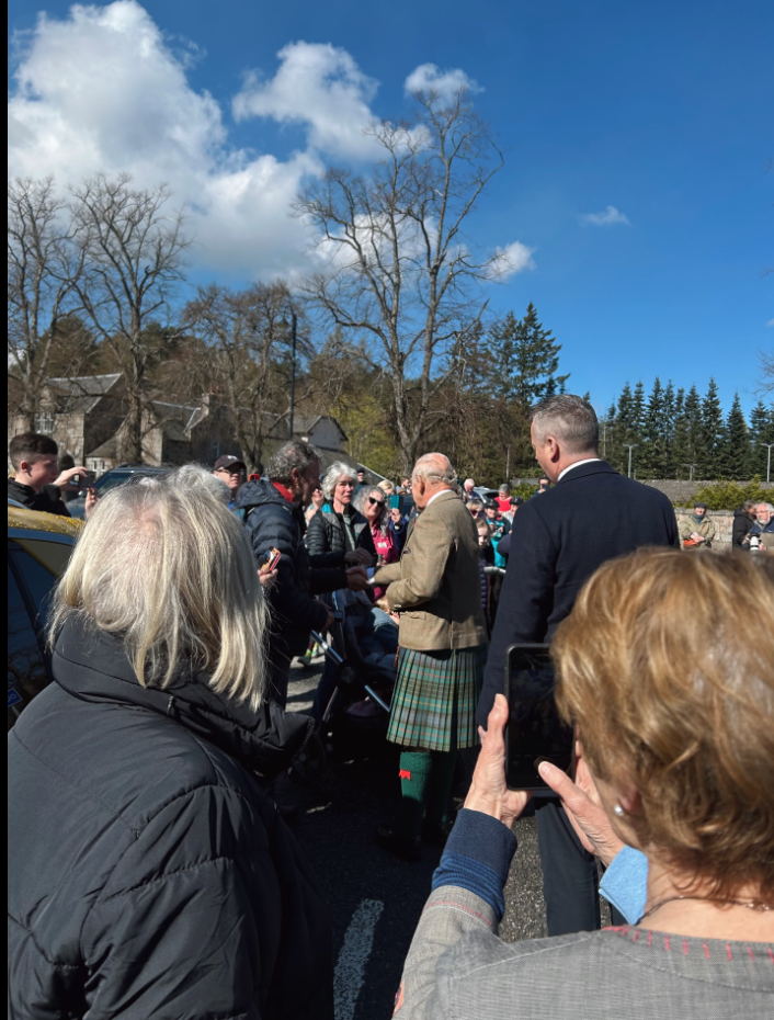 Короля Чарльза спіймали за походом у сільський магазин алкоголю: місцеві в шоці (ФОТО) - фото 2