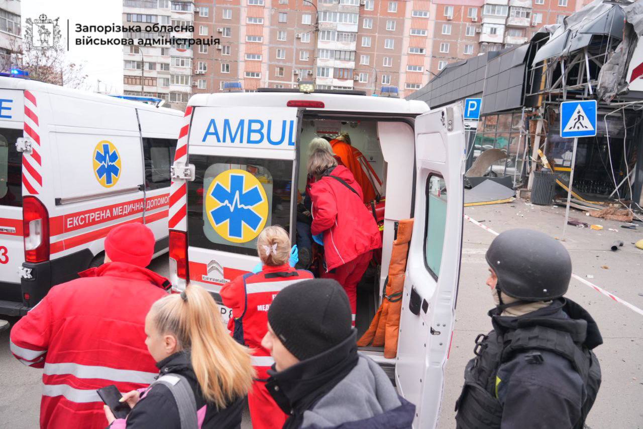 Удар по Запорожью: россияне атаковали жилой район, ранены (ФОТО, ВИДЕО) - фото 2 Удар по Запорожью: россияне атаковали жилой район, ранены (ФОТО, ВИДЕО) - фото 2