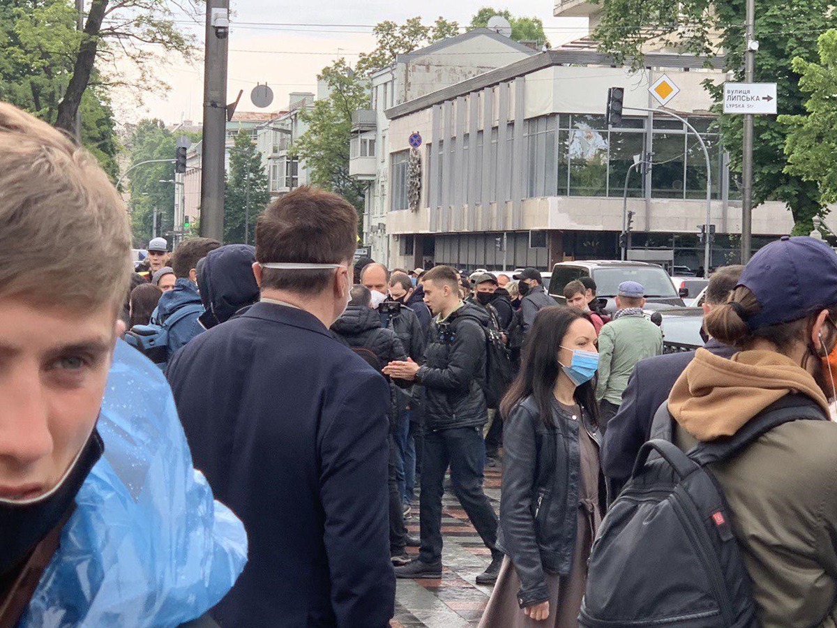 Протестующие под зданием Верховной Рады требуют отставки Авакова - фото 5