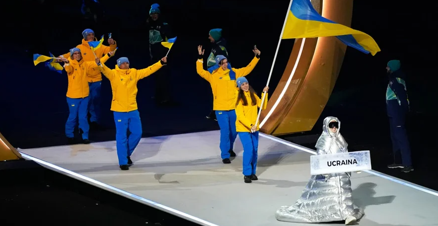 Росіянка несла табличку ”Україна” на відкритті Олімпіади перед українськими спортсменами (ФОТО) - фото 2