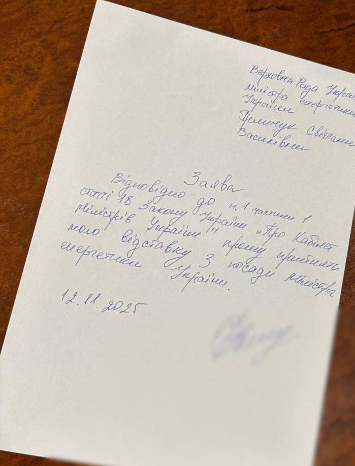 Первый министр написал заявление об отставке из-за коррупционного скандала - фото 2