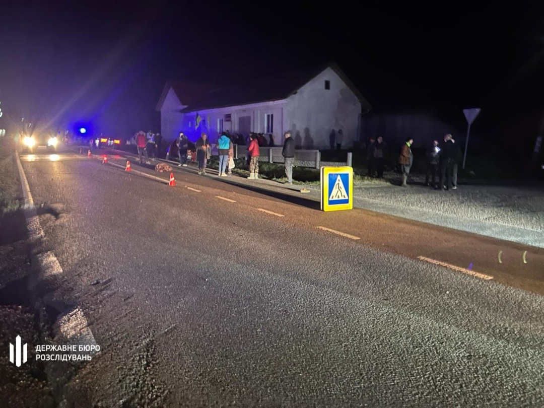 Жахливе ДТП на Івано-Франківщині: суддя на Lexus збила двох людей на переході (ФОТО) - фото 2