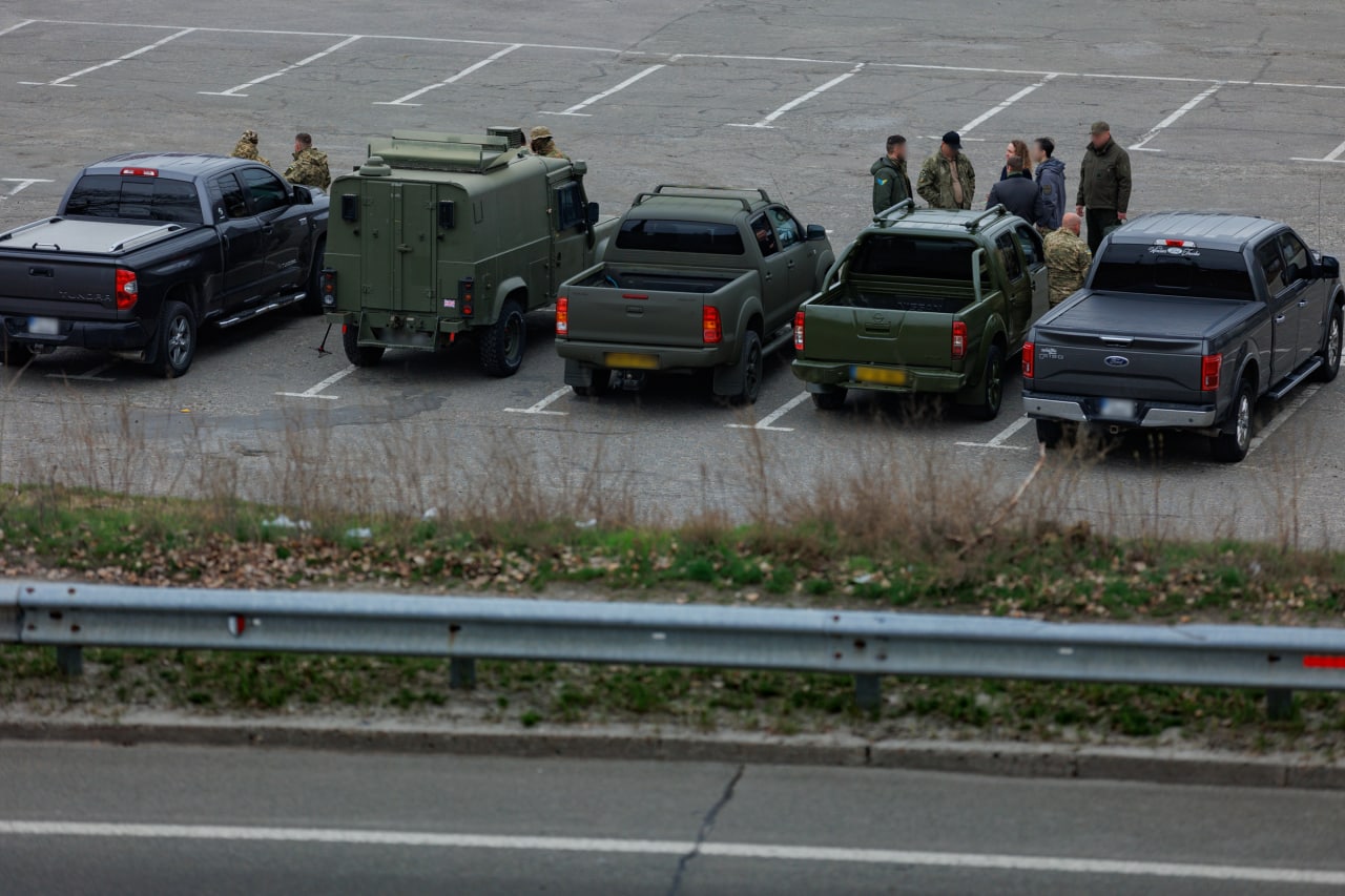 Військові отримали ще п’ять позашляховиків від Фонду Вадима Столара - фото 2
