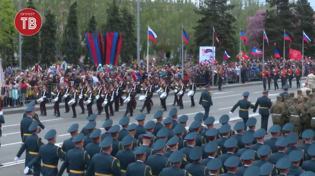 В окупованому Донецьку провели ”військовий парад” (Фото) - фото 4