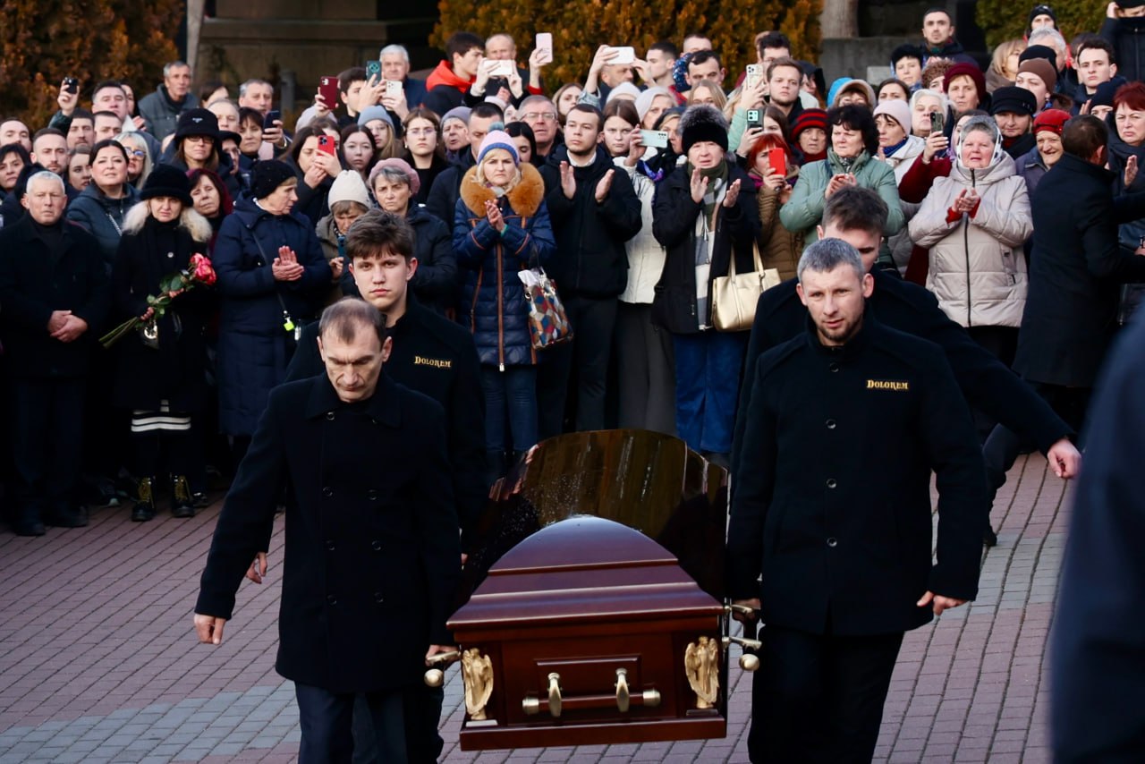 Похорон Степана Гіги: у Львові тисячі людей прощалися з народним артистом - фото 2