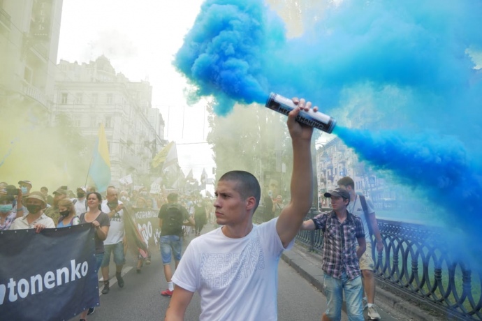 ФОТОФАКТ: Тысячи людей вышли в центр Киева в поддержку подозреваемых по делу Шеремета - фото 5