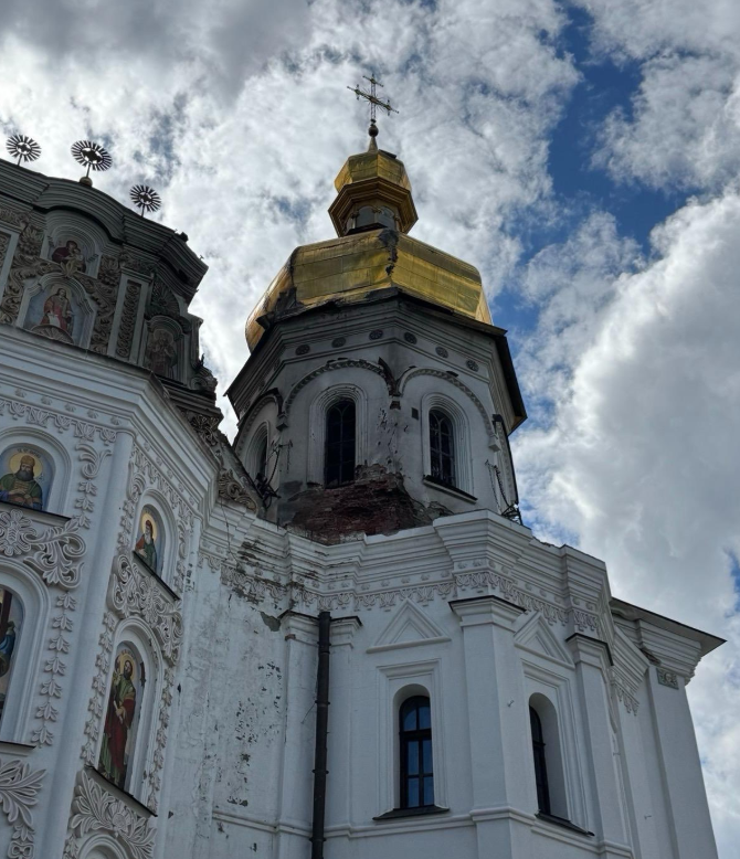 Зеленский показал Трампу фото разбомбленной Лавры: какая реакция президента США - фото 2 Зеленский показал Трампу фото разбомбленной Лавры: какая реакция президента США - фото 2