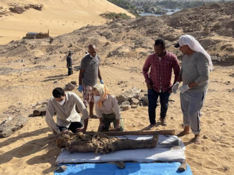 Археологи знайшли в Єгипті таємничу мумію та жертовний вівтар (ФОТО, ВІДЕО) - фото 3