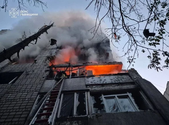 Прямое попадание во многоэтажку во Львове: под завалами ищут людей (ФОТО) - фото 2
