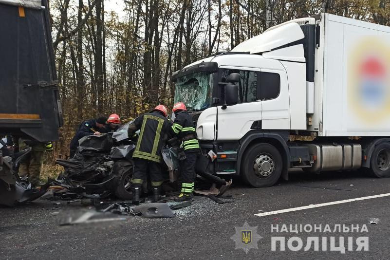 У Черкаській області страшне ДТП: Ланос затиснуло між двома фурами, загинула жінка-водій та її 5-річний син - фото 3