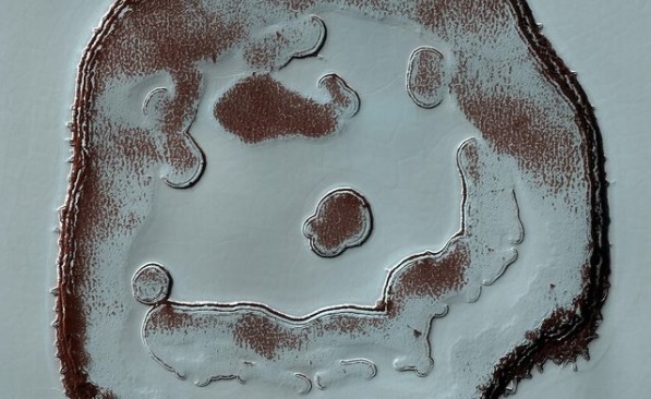 NASA опубликовало фото ”улыбающегося” кратера на Марсе - фото 2