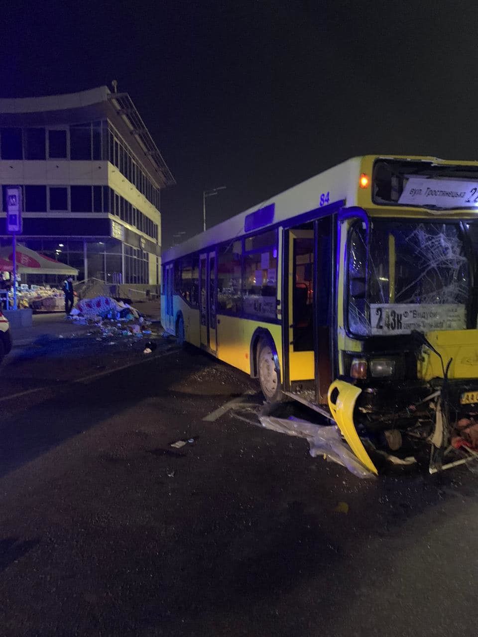 Смертельна ДТП в Києві - автобус зніс зупинку, повну людей - фото 3