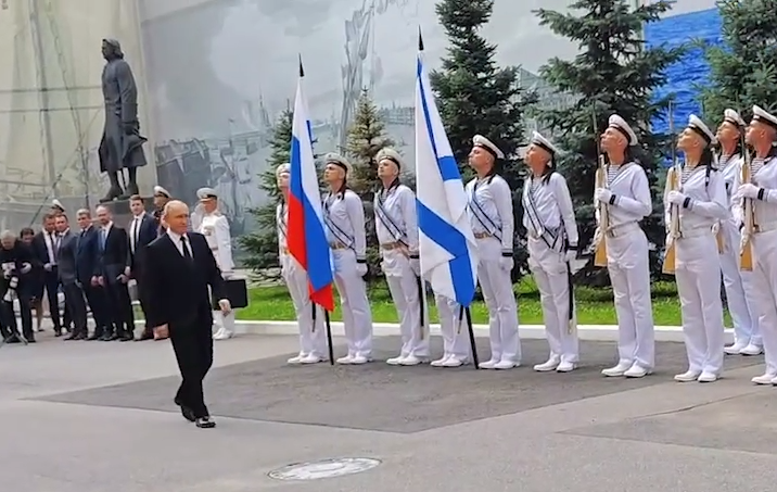 Путин оконфузился на День ВМФ: высмеяли выступление у нарисованной субмарины (ФОТО) - фото 2 Путин оконфузился на День ВМФ: высмеяли выступление у нарисованной субмарины (ФОТО) - фото 2
