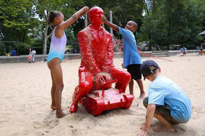 В Нью-Йорке появилась скульптура кровавого Путина – дети в восторге (ФОТО) - фото 4