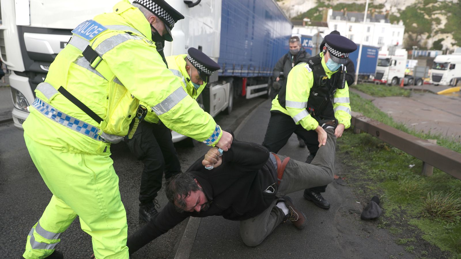 Водители в Британии ”прорывают” полицию: они устали ждать  - фото 2