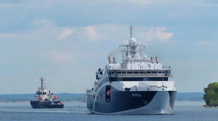 Для Путина построили новую яхту, замаскированную под корабль ВМФ РФ (ФОТО) - фото 2 Для Путина построили новую яхту, замаскированную под корабль ВМФ РФ (ФОТО) - фото 2