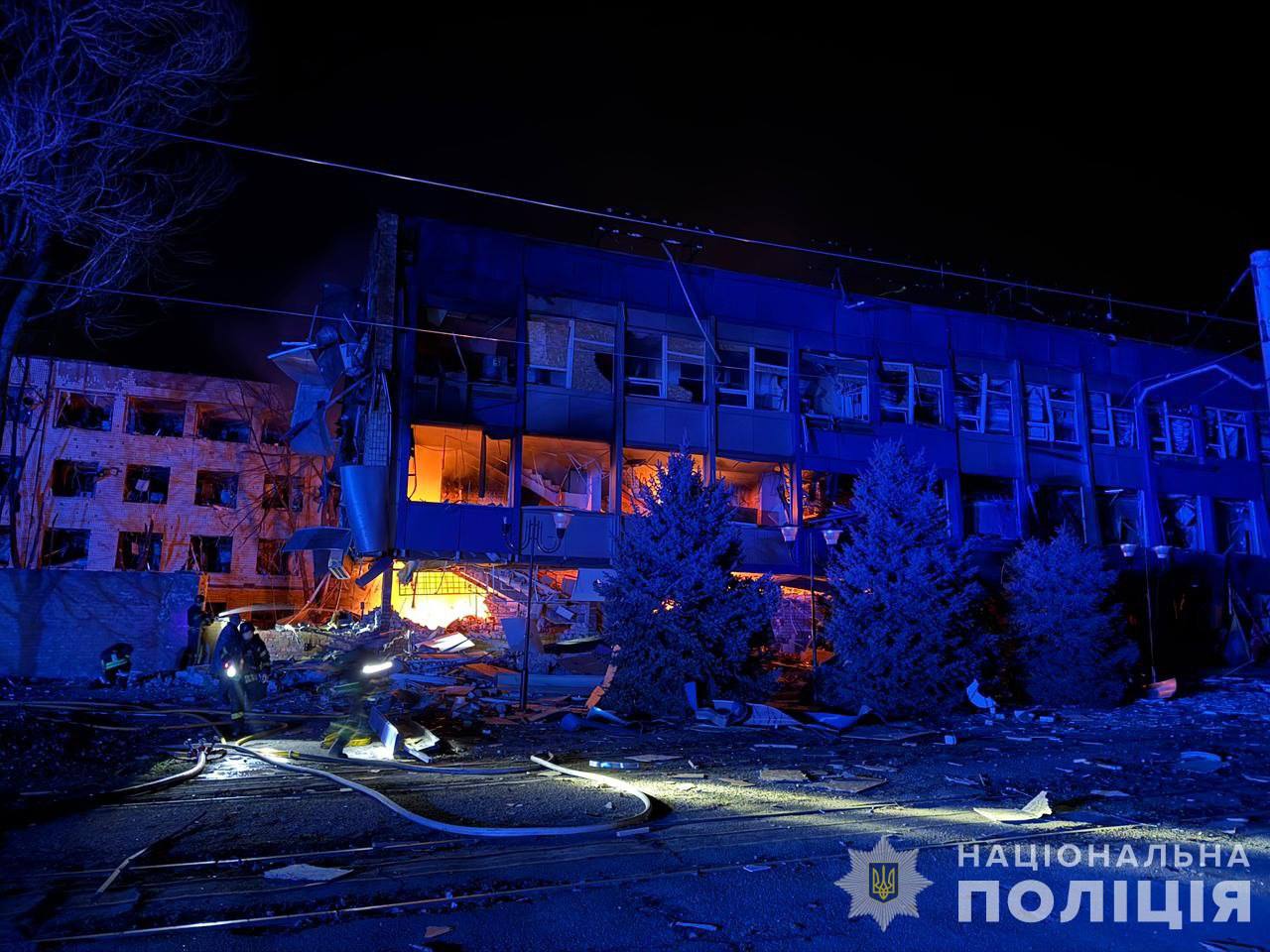 Взрывы в Запорожье и люди под завалами: что сейчас делается в городе - фото 10