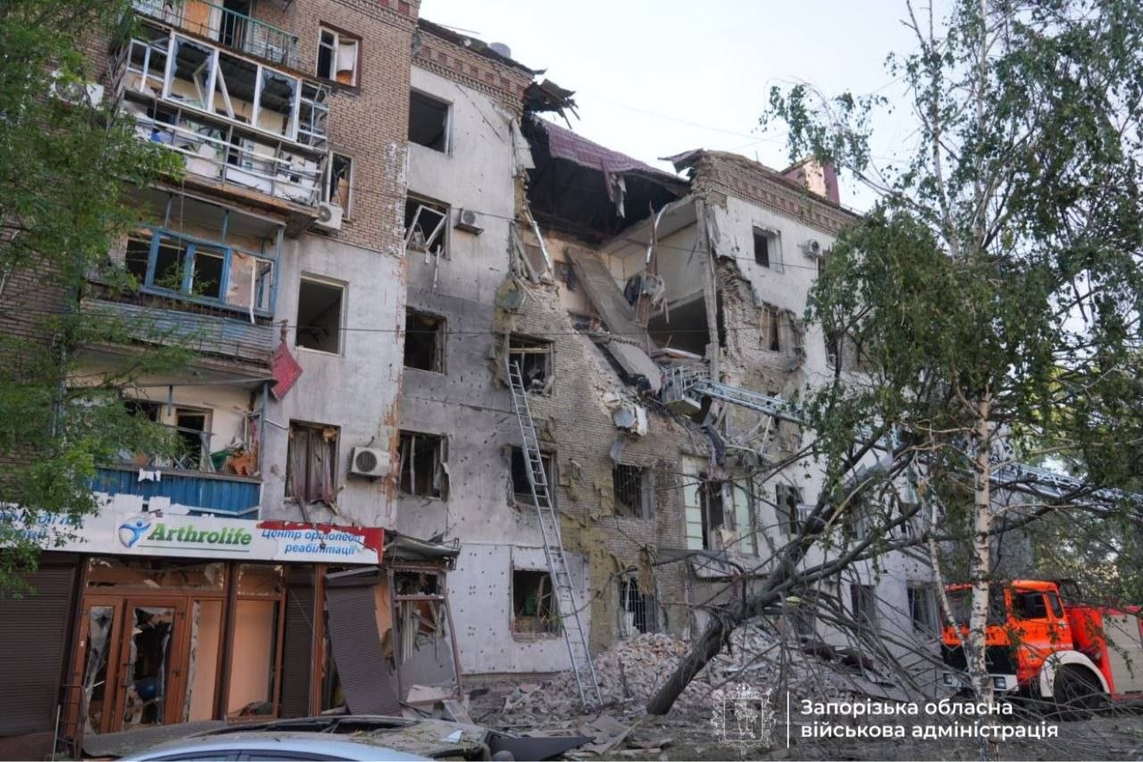 Уничтожены два этажа: Россия ударила КАБами по пятиэтажке в Запорожье, есть погибшие - фото 2 Уничтожены два этажа: Россия ударила КАБами по пятиэтажке в Запорожье, есть погибшие - фото 2
