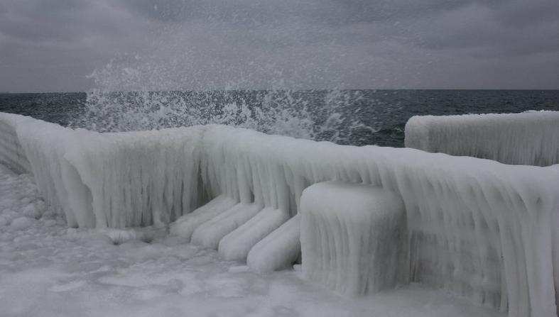 Такого українці не бачили роками: в Одесі почало замерзати море (ФОТО) - фото 2