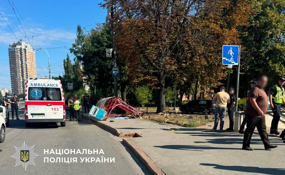 Трагедия в Киеве: водитель Volkswagen протаранил маршрутку и влетел в остановку с людьми, есть жертвы (ОБНОВЛЕНО) - фото 2