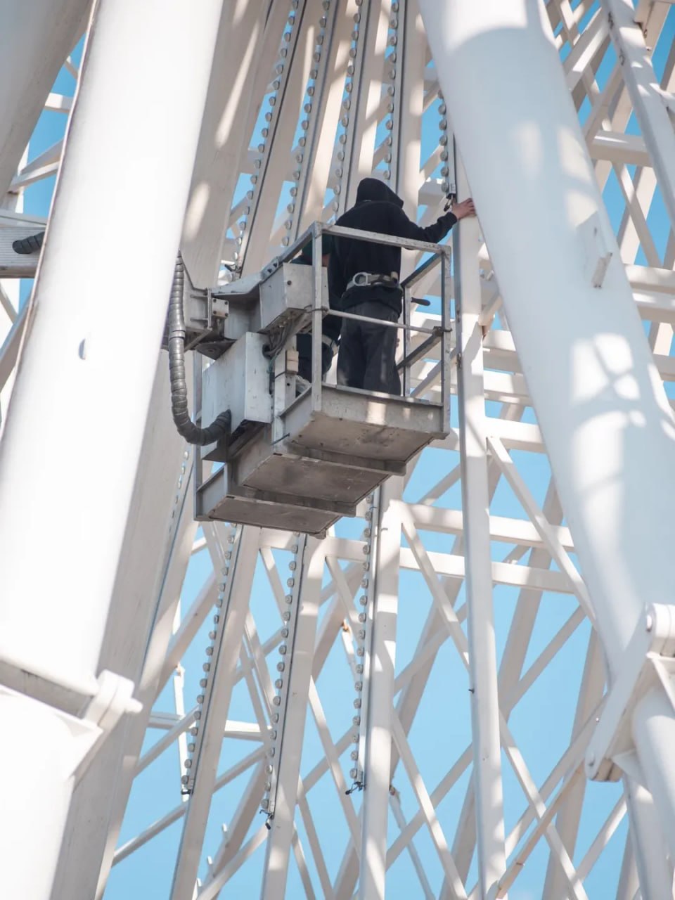 Контрактовая площадь без панорамы: владелец демонтирует аварийное колесо обозрения - фото 2