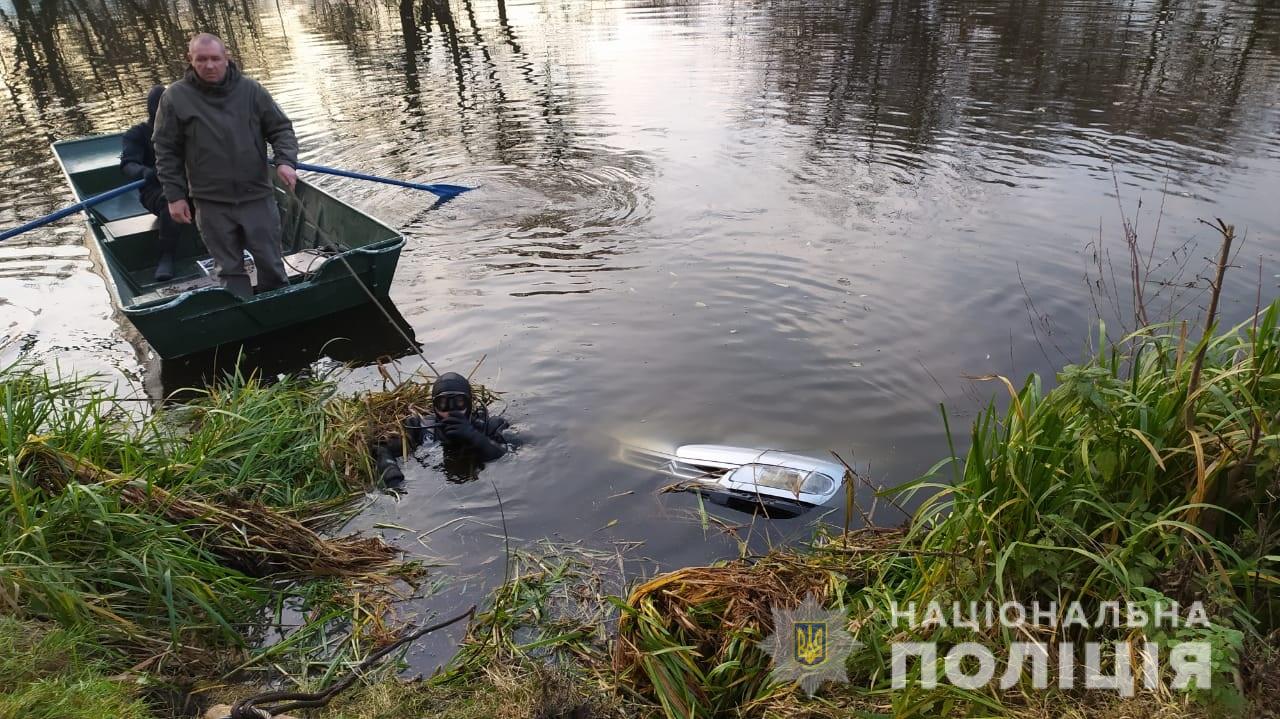 Шукали два дні - в Житомирській області зниклих дитину і його вітчима знайшли мертвими в авто на дні річки - фото 3
