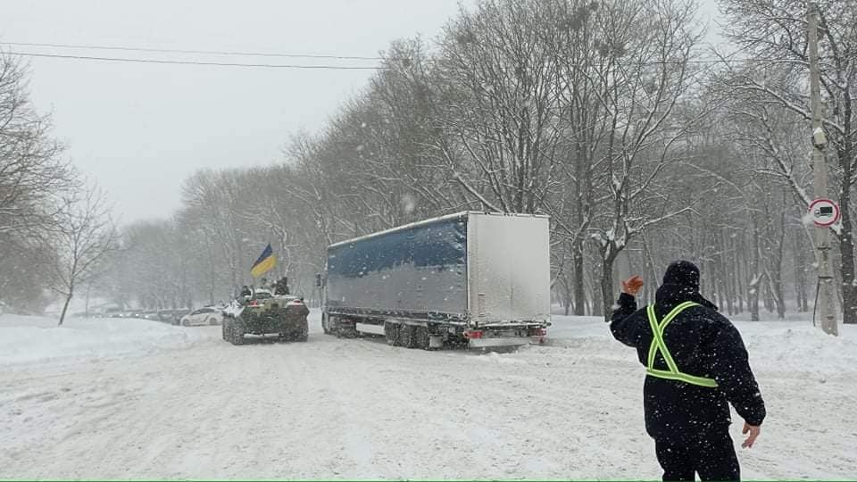 В Ровно БТР встал на защиту города от непогоды: спасены троллейбус и фура - фото 6