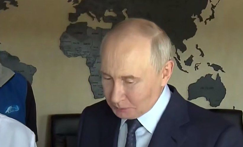 У Путина на лбу заметили ”трезубец”: в сети насмехаются из-за курьезного видео - фото 2