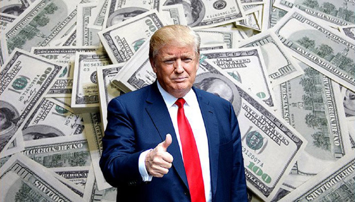 Валютное падение. Трамп с деньгами. Человек с долларами. Люди и валюта. Доллар с Трампом.