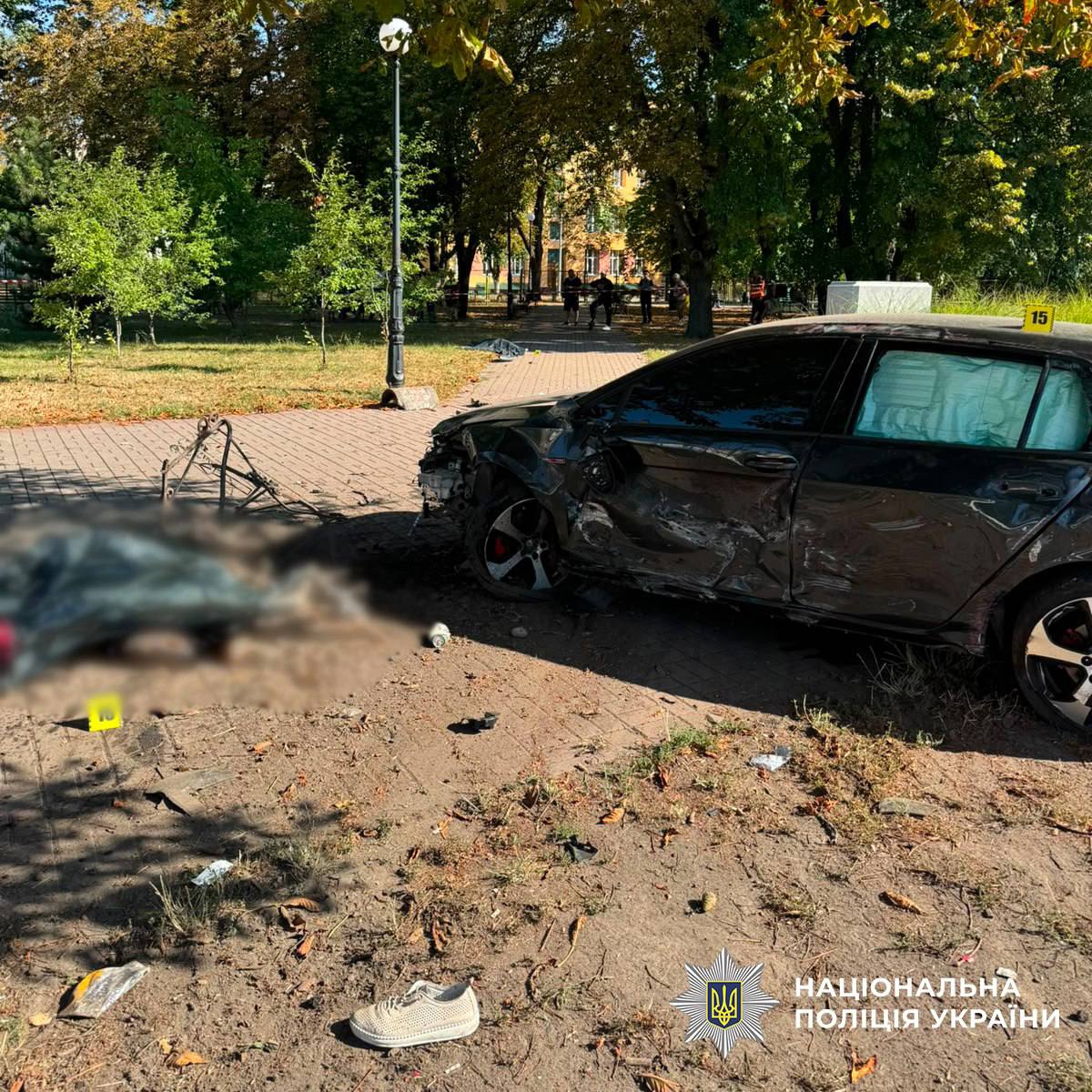 Трагедия в Киеве: водитель Volkswagen протаранил маршрутку и влетел в остановку с людьми, есть жертвы (ОБНОВЛЕНО) - фото 2