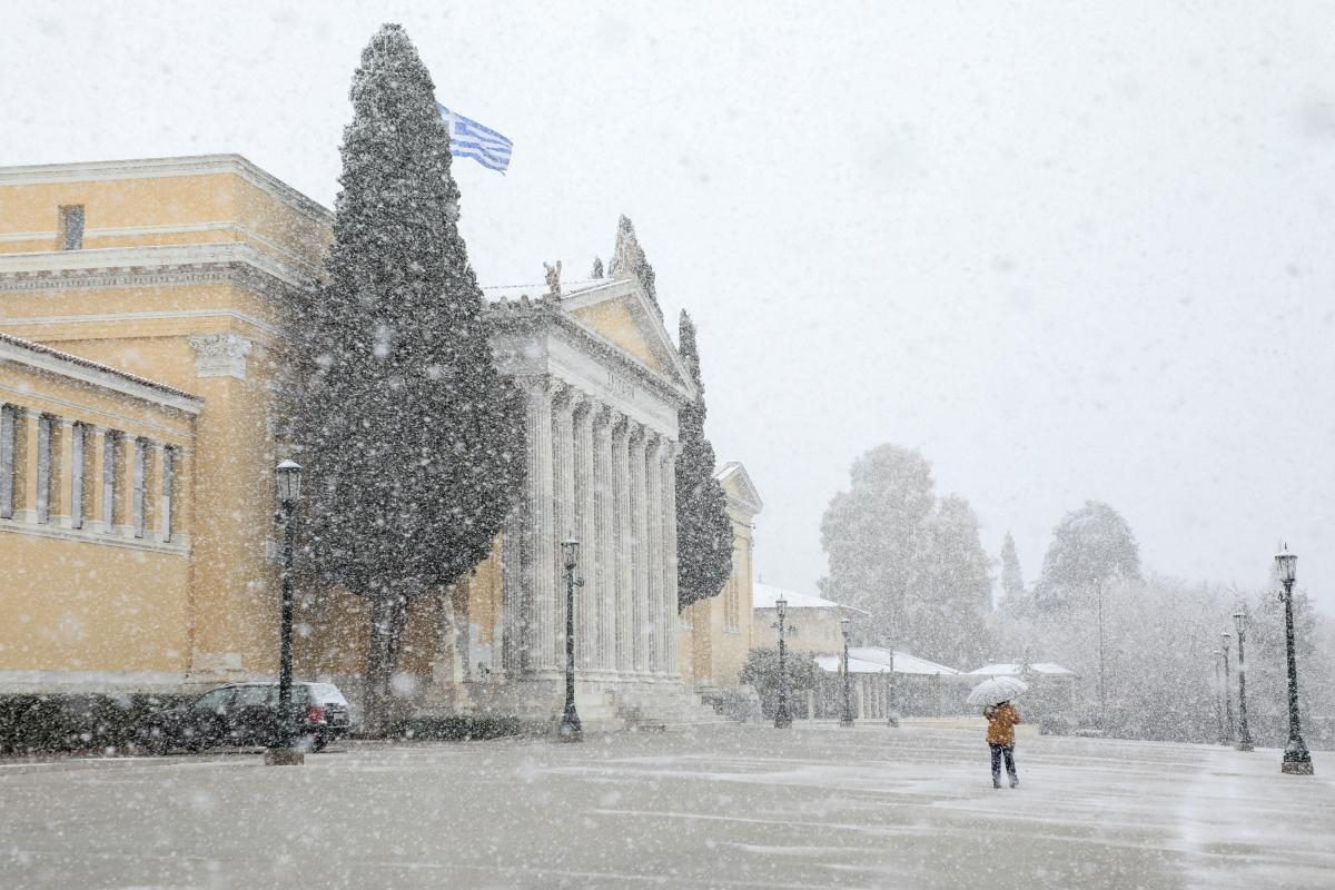 Популярные курорты Греции засыпает снегом: в стране бушует мощный шторм (ФОТО) - фото 2