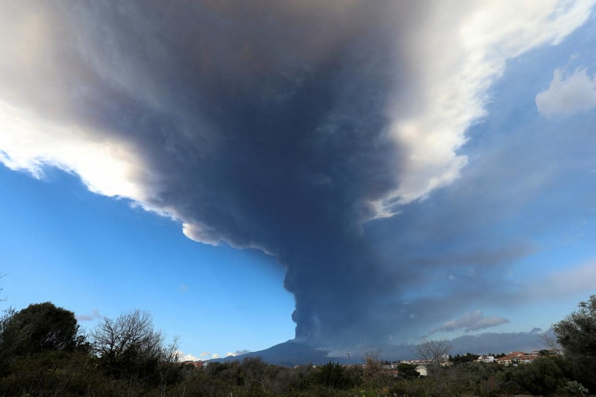 Величезний стовп диму та фонтани лави: в Італії відбулося виверження потужного вулкана (ФОТО) - фото 3