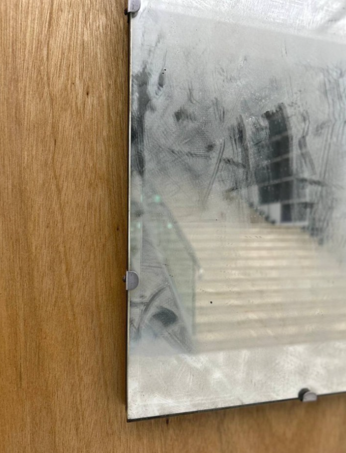 Курьез в музее: уборщик уничтожил произведение искусства, вытерев пыль на зеркале - фото 2 Курьез в музее: уборщик уничтожил произведение искусства, вытерев пыль на зеркале - фото 2