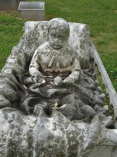 Странные, душераздирающие и забавные - 25 необычных надгробий со всего мира - фото 10