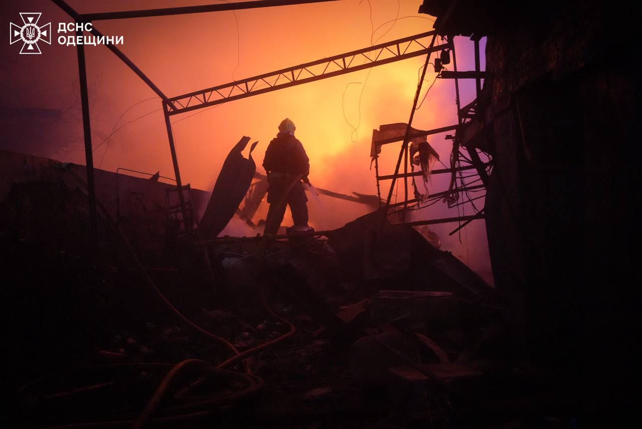 Пожежа в монастирі та потрощені склади: наслідки атаки російських безпілотників на Одесу - фото 2