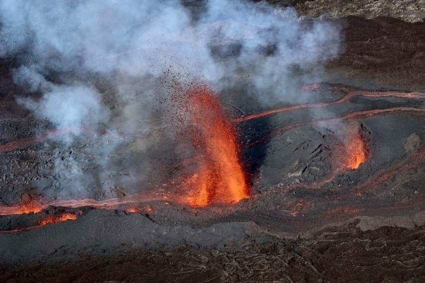 Во Франции началось извержение вулкана: из трещин бьют фонтаны лавы  (ФОТО)  - фото 3