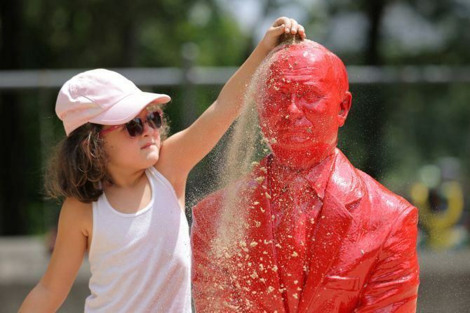 В Нью-Йорке появилась скульптура кровавого Путина – дети в восторге (ФОТО) - фото 2
