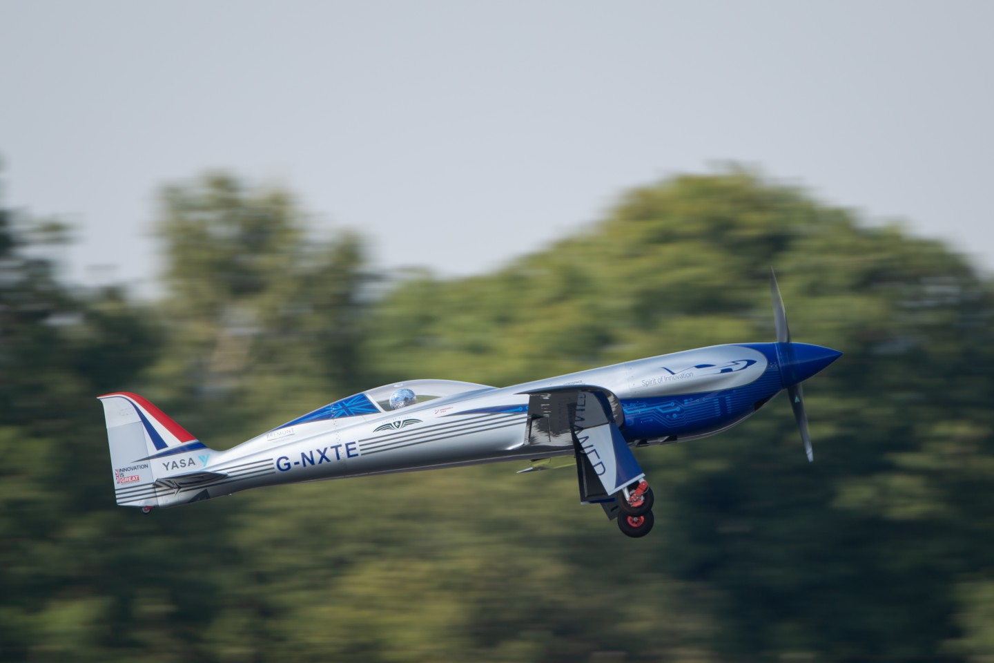 Первый в мире электрический самолет поднялся в воздух - фото 6