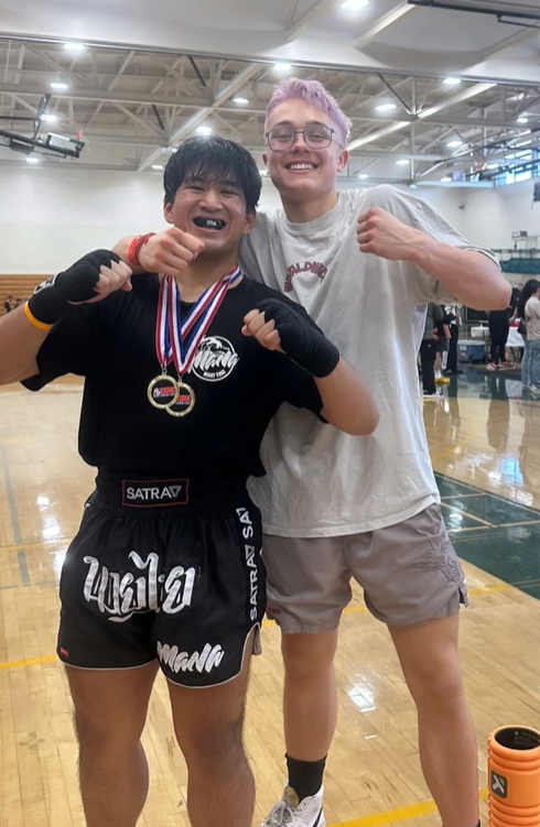 17-річний син Анджеліни Джолі пофарбував волосся у рожевий колір: як виглядає (ФОТО) - фото 2 17-річний син Анджеліни Джолі пофарбував волосся у рожевий колір: як виглядає (ФОТО) - фото 2