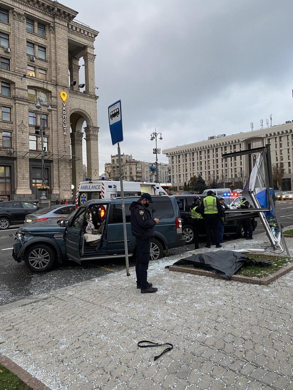 ”Повторение Зайцевой” - на Майдане Независимости в Киеве Land Rover  на всей скорости въехал в толпу людей - фото 4