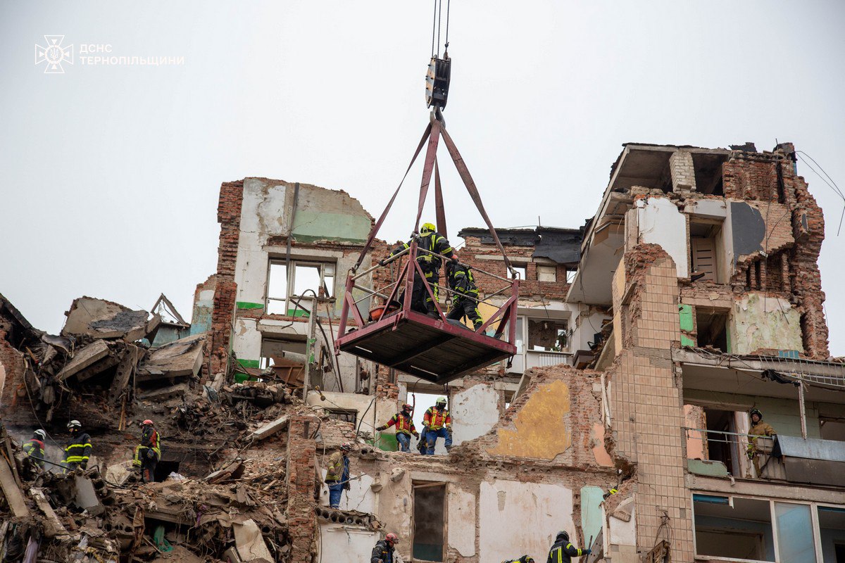 В Тернополе мужчина дождался жену и детей: спасатели достали их тела (ОБНОВЛЕНО) - фото 2