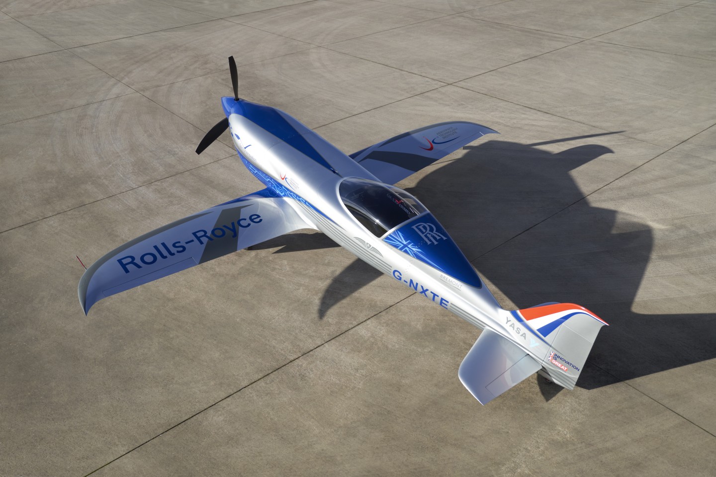 Первый в мире электрический самолет поднялся в воздух - фото 9