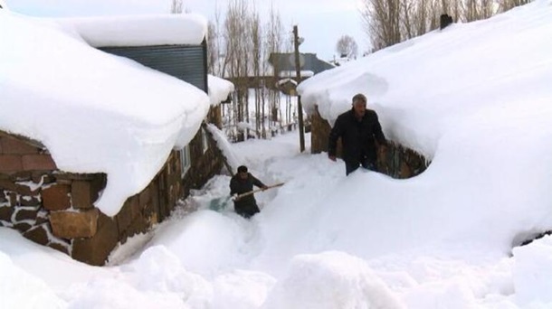 Турцию засыпает снегом: людям приходится откапывать свои дома (ФОТО)  - фото 3