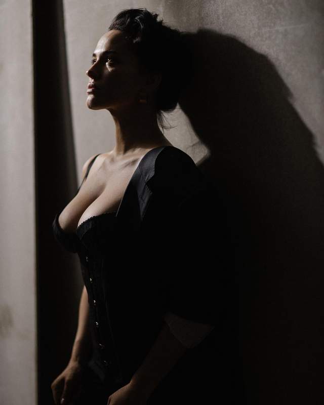 Интимная фотосессия Даши Астафьевой в кружевном белье взбудоражила сеть - фото 3