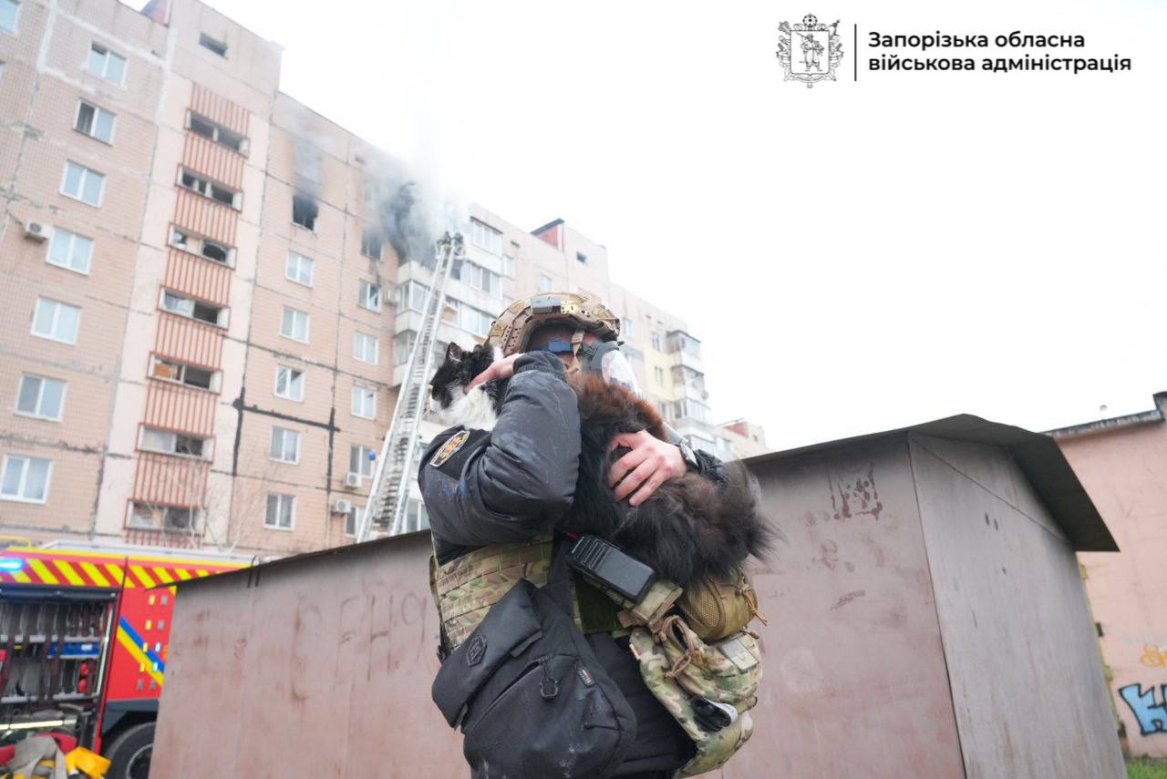 Оккупанты авиабомбами обстреляли Запорожье: есть попадание в дом (ОБНОВЛЯЕТСЯ) - фото 2