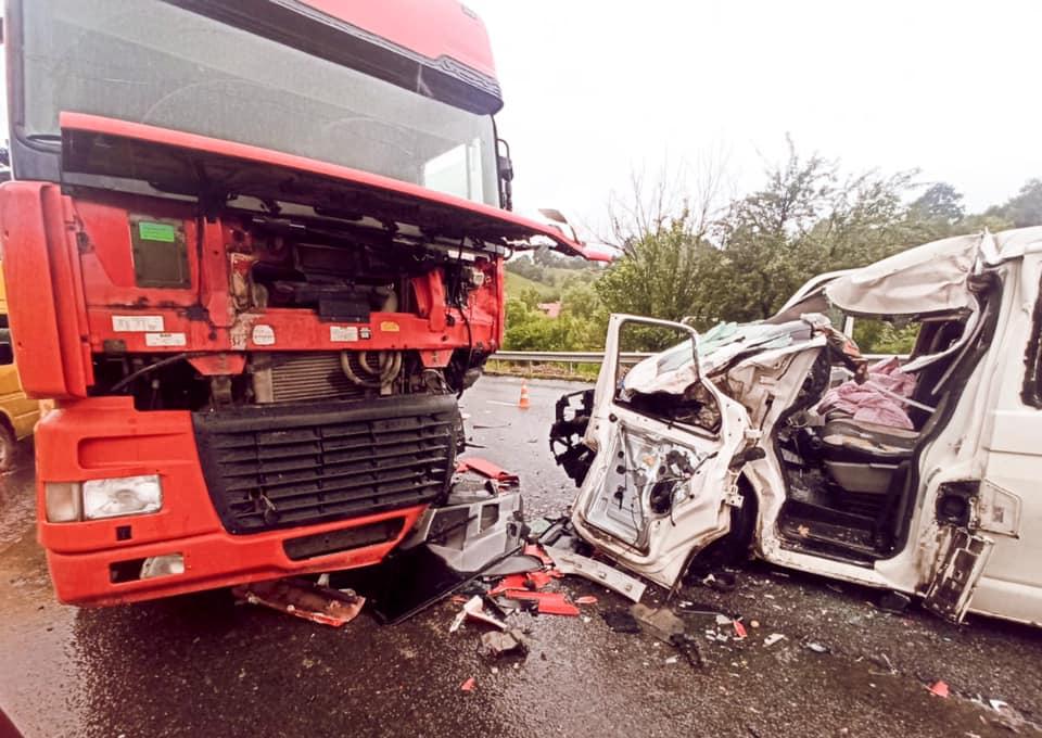 В Івано-Франківській області автобус з дітьми врізався у вантажівку (ФОТО) - фото 2